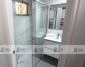 Un baño con ducha de cristal y lavabo. en 426 Estudio en Minerva Apartamentos - Vista al jardín - Piscina y Playa, en Benalmádena 32 fotos más
