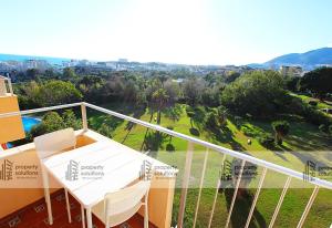 - Balcón con mesa y vistas al parque en 426 Estudio en Minerva Apartamentos - Vista al jardín - Piscina y Playa, en Benalmádena