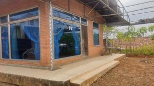 PanjaluにあるVila Baya Agungの青いカーテンが敷かれた建築中の家