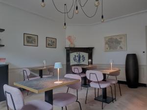 a group of tables and chairs in a room at B&B Intilia in Kortrijk