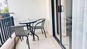 Apartment in Fourways的阳台或露台