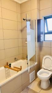 佛维斯Apartment in Fourways的带马桶、浴缸和水槽的浴室 更多11张照片