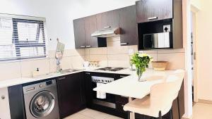 Apartment in Fourways的厨房或小厨房