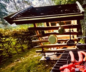 a bird house sitting on top of a grill at La cabane perchée du trappeur in Écrainville