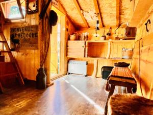 a living room with a table in a cabin at La cabane perchée du trappeur in Écrainville