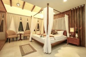 a bedroom with a bed with a canopy bed at 宜蘭小綠丘民宿 in Luodong