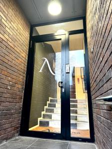 een glazen deur met een weerspiegeling van een trap bij Chester's - Central Chester Stays - 2 Cuppin Street - 2 Minute Walk From Shops in Chester