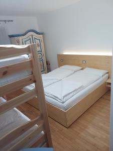 Postel nebo postele na pokoji v ubytování Oberthaler Hotel