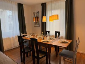 a dining room with a wooden table and chairs at FeWo taubertal - Historie trifft Moderne - Weikersheim in Weikersheim