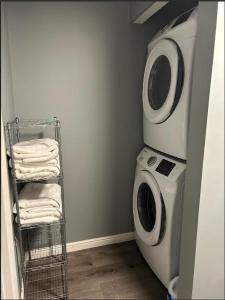 un lavadero con lavadora y lavadora en The Oquirrh Retreat, en Taylorsville