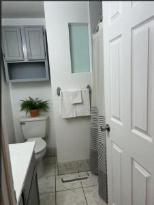 Un baño con inodoro y ducha y una puerta. en The Oquirrh Retreat, en Taylorsville