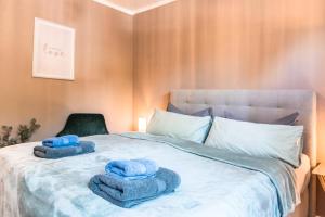 a bed with two blue towels on top of it at Smart & Cozy Apartment - Balkon, Netflix, Nespresso in Chemnitz