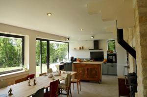 サルラ・ラ・カネダにあるLa Casa Baccataのテーブルと椅子のあるキッチンとカウンターのあるキッチン