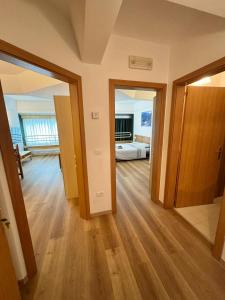 przedpokój z sypialnią i łóżkiem w pokoju w obiekcie Genziana Apartment w mieście Marilleva