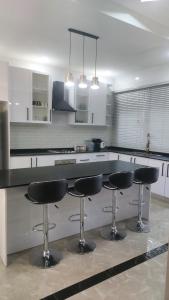 Una cocina o cocineta en Tranquil Manor Home