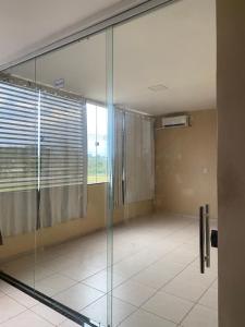 ベレンにあるGaleria Sempre com Deusのガラスのドアと窓が付いた空の部屋