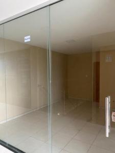 ベレンにあるGaleria Sempre com Deusのガラスドアが備わる客室です。
