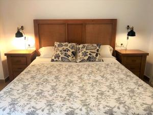A bed or beds in a room at Apartamento En El Centro De Ronda