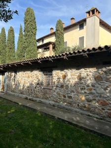 チビタベッキアにあるAntica Pietraの石壁・木造建築