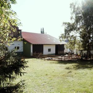 a white house with a yard in front of it at Ferienhof am Ipf in Bopfingen
