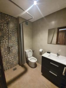 Bagno di Appartement de Luxe Vue Mer Avec Climatisation ! à 5 minutes à pied de la Plage ! à environ 6 minutes en voiture du centre d'Agadir et à 10 minutes en voiture de Taghazout !