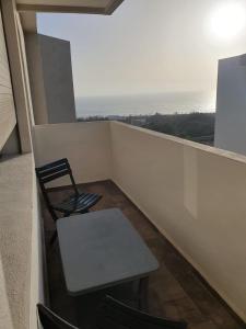 Balcone o terrazza di Appartement de Luxe Vue Mer Avec Climatisation ! à 5 minutes à pied de la Plage ! à environ 6 minutes en voiture du centre d'Agadir et à 10 minutes en voiture de Taghazout !