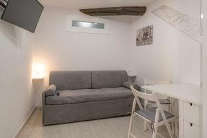 a living room with a couch and a table at Pria de Mar 2 nuovo da giugno 2022 in Riomaggiore