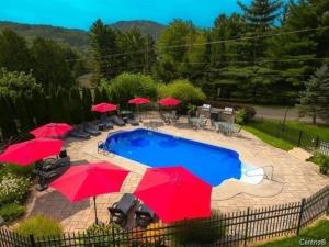 Bazén v ubytování Condo-hôtel Le Champlain - Condo103 Bromont nebo v jeho okolí