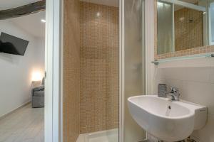 a bathroom with a sink and a shower at Pria de Mar 2 nuovo da giugno 2022 in Riomaggiore