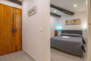 a small bedroom with a bed in a room at Pria de Mar 2 nuovo da giugno 2022 in Riomaggiore