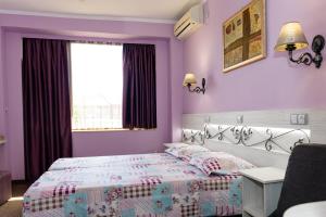 Postel nebo postele na pokoji v ubytování Kirios Hotel