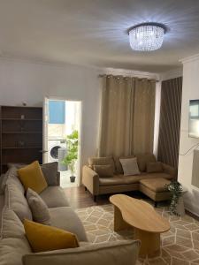 Гостиная зона в Traditonal House - Etihad -Games Room-Free Parking +40 фотографий