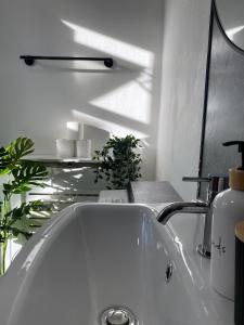 Ванная комната в Traditonal House - Etihad -Games Room-Free Parking