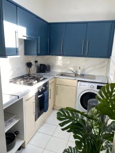 Кухня или мини-кухня в Traditonal House - Etihad -Games Room-Free Parking
