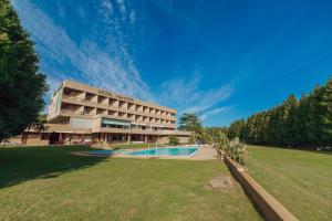 a building with a swimming pool in front of it at Hotel Vianorte in Matosinhos
