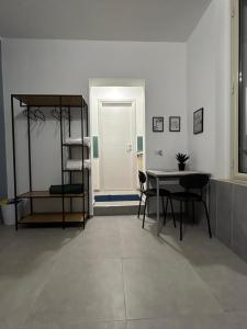 a room with a table and a bed and a table and chairs at muretti di macchitella in Gela