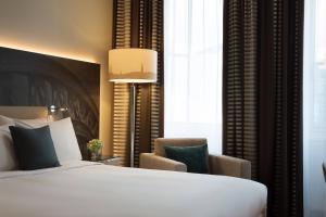 Postel nebo postele na pokoji v ubytování Renaissance Hamburg Hotel