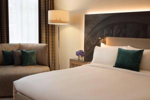 Postel nebo postele na pokoji v ubytování Renaissance Hamburg Hotel