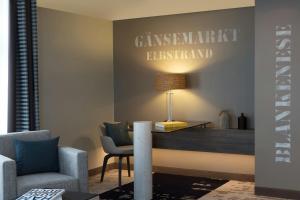 Posezení v ubytování Renaissance Hamburg Hotel