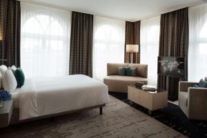 Postel nebo postele na pokoji v ubytování Renaissance Hamburg Hotel