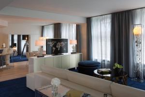 Posezení v ubytování Renaissance Hamburg Hotel