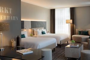 Postel nebo postele na pokoji v ubytování Renaissance Hamburg Hotel