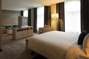 Postel nebo postele na pokoji v ubytování Renaissance Hamburg Hotel