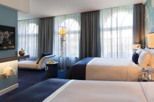 Postel nebo postele na pokoji v ubytování Renaissance Hamburg Hotel