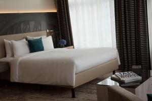 Postel nebo postele na pokoji v ubytování Renaissance Hamburg Hotel