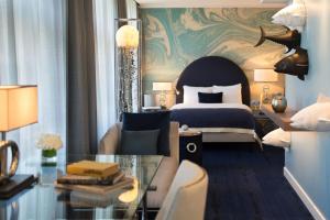 Postel nebo postele na pokoji v ubytování Renaissance Hamburg Hotel