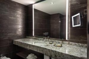 Koupelna v ubytování Renaissance Hamburg Hotel