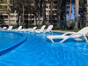 Bazén v ubytování Depto en Costa Algarrobo Norte con wifi nebo v jeho okolí + 17 fotografií