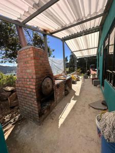 einen Backsteinofen im Freien unter einer Markise auf einem Haus in der Unterkunft El Refugio de Paipa Lugar de Descanso y Tranquilidad in Paipa + 10 Fotos