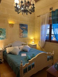 Postel nebo postele na pokoji v ubytování Gozo Sunset Farmhouse